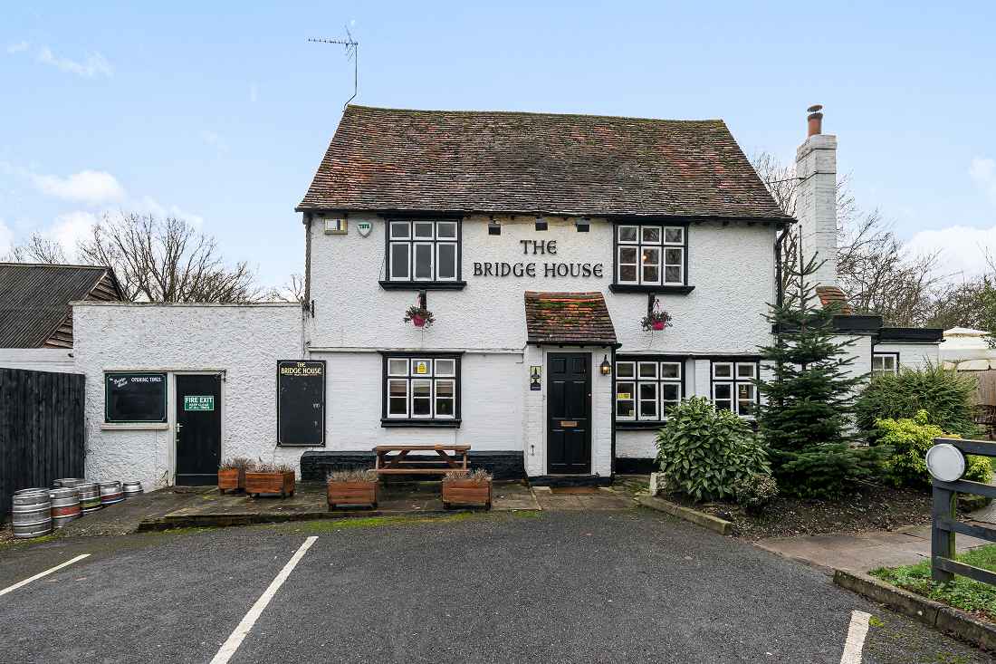 Pub / development opportunity for sale in nr Maidenhead Bridge House
