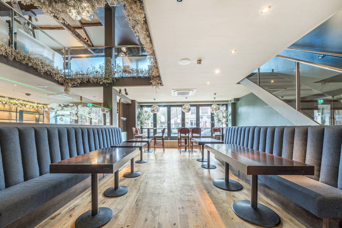 Contemporary Uppermill Restaurant To Let