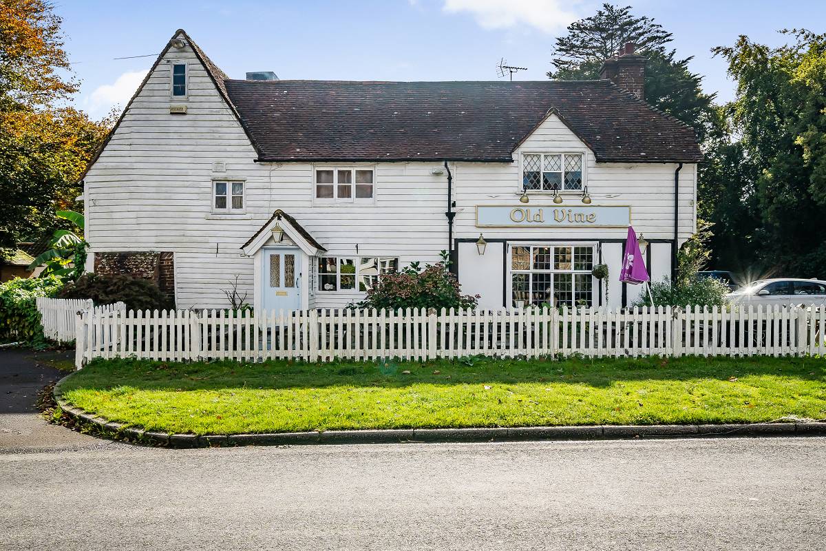 Character Cousley Wood Pub Available for Letting